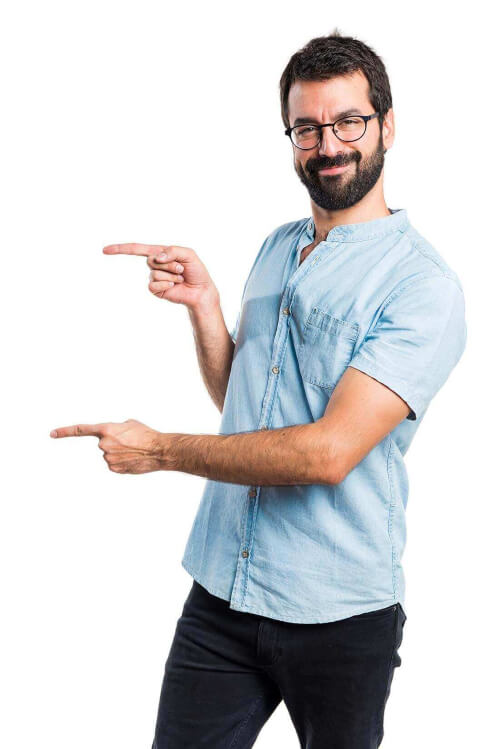 persona apuntando a los comentarios